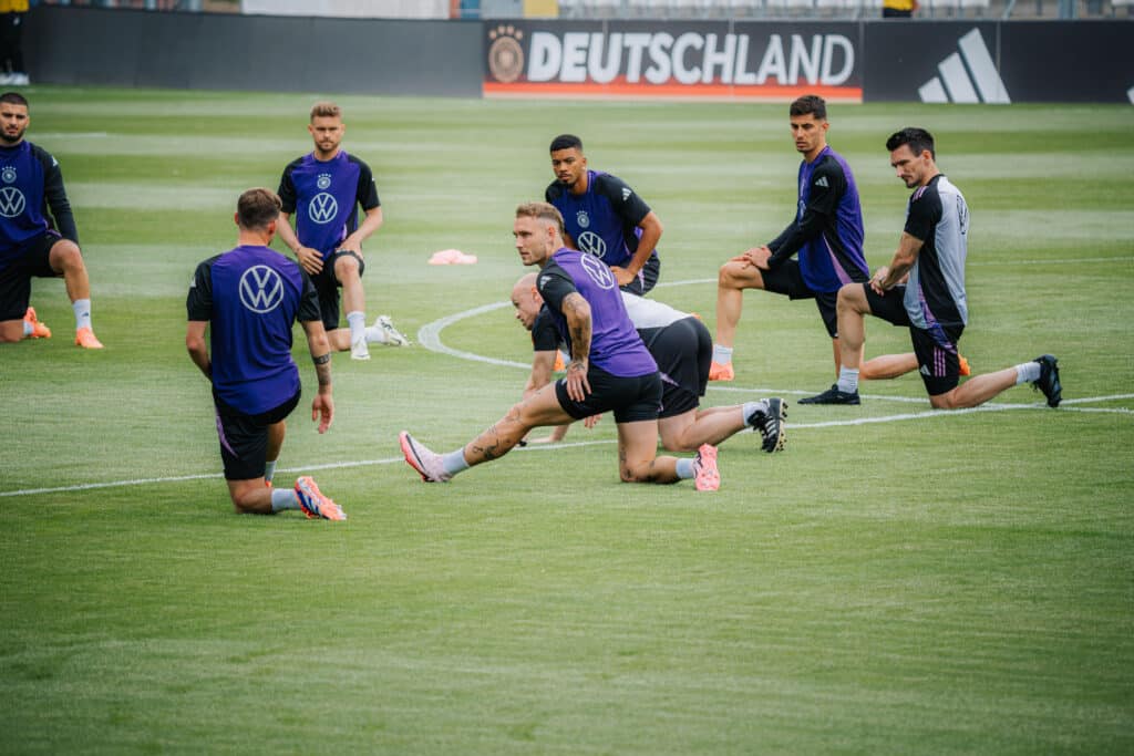 Sportler beim Aufwärmen auf dem Trainingsplatz