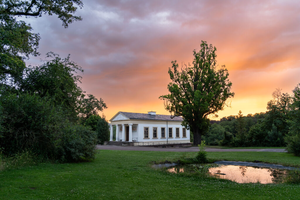 Goldene Abendstunde über einem Park in Weimar