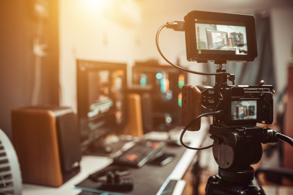 Kamera mit Monitor auf einem Stativ im Studio